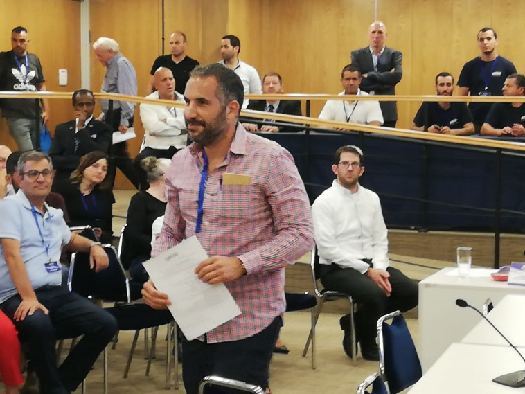 רון קובי מגיש את רשימתו. צילום: אריק בנדר