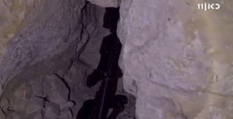 הנשק ש&quot;הושתל&quot;בבית משפחה מעיסאוויה. צילום מסך כאן 11 