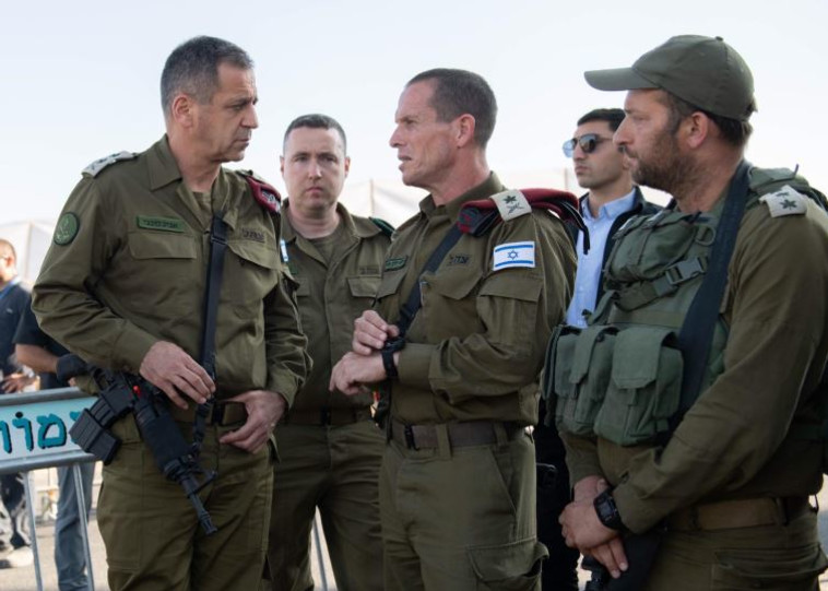 הרמטכ&quot;ל בזירת הפיגוע. המצוד נמשך. צילום: דובר צה&quot;ל