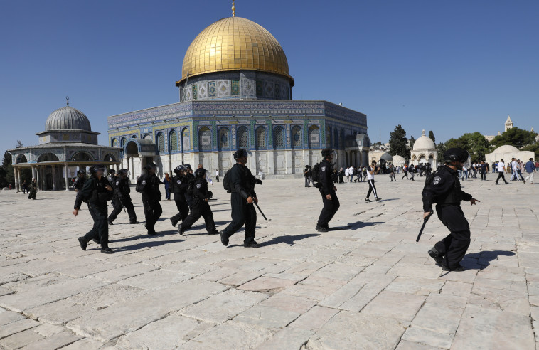 כוחות משטרה בהר הבית (צילום: AFP)