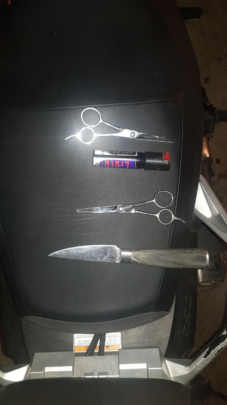 הכלים ששימשו את החשודה. צילום: דוברות המשטרה