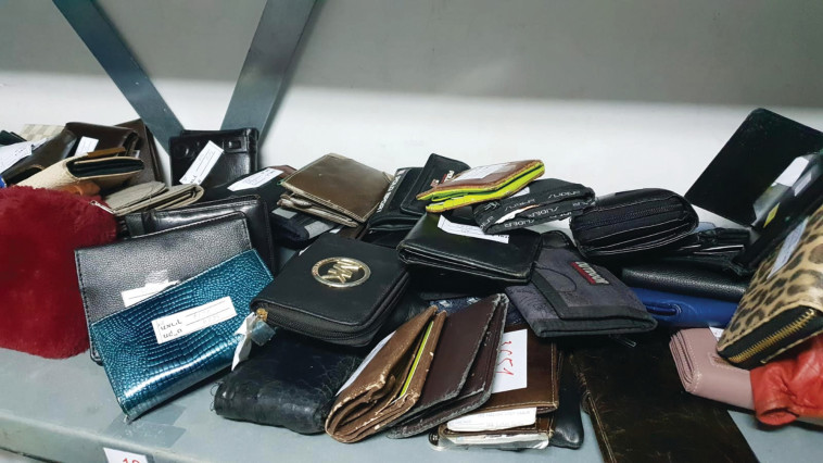 ארנקים שנשכחו ברכבת. צילום: רכבת ישראל