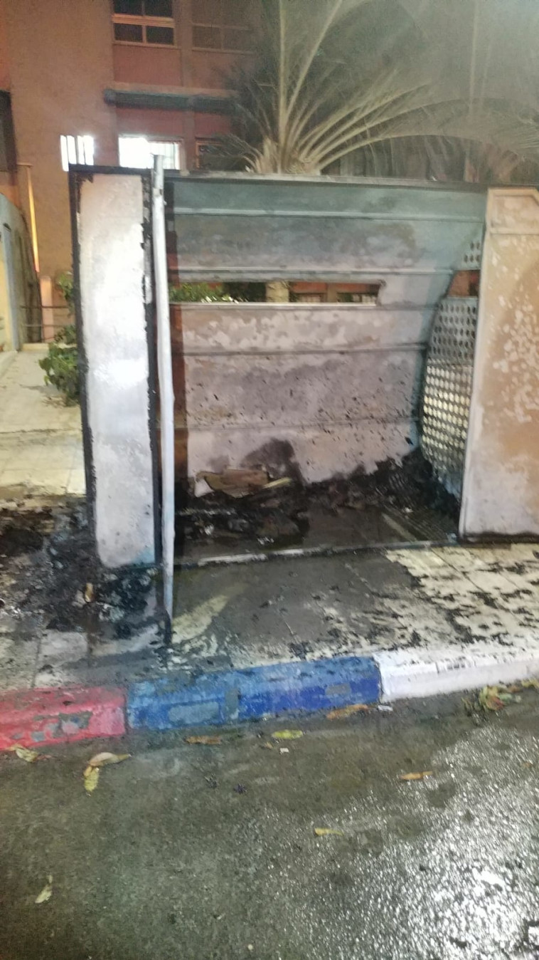 מכולת בקבוקים שהוצתה בפתח תקווה. צילום: ד.ב