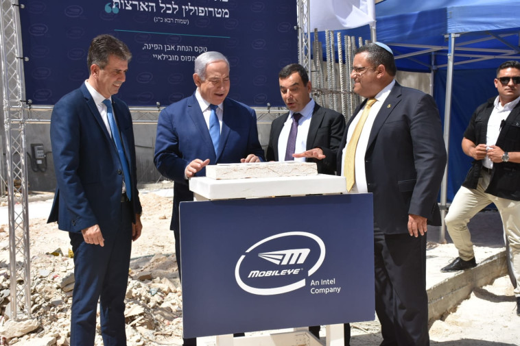 בטקס הנחת אבן פינה עם רה&quot;מ. צילום: אלי סבתי