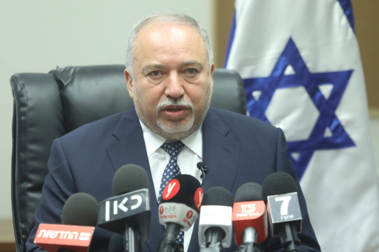 ליברמן במהלך מסיבת העיתונאים. צילום: מרק ישראל סלם