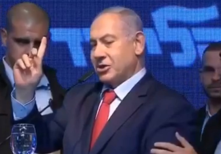 נתניהו מורד מן הבמה באשדוד. צילום: צילום מסך פייסבוק