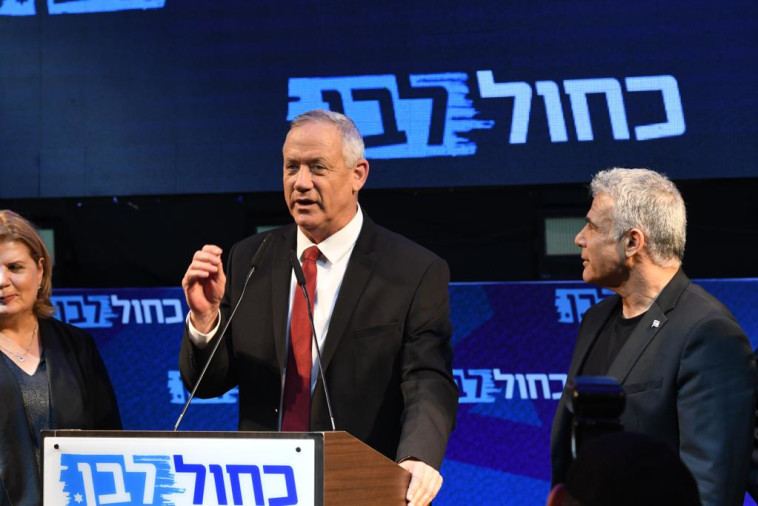 בני גנץ ויאיר לפיד בכנס כחול-לבן