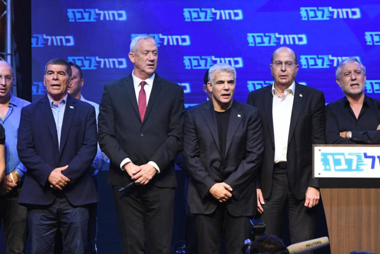 כחול לבן. צילום: אבשלום ששוני