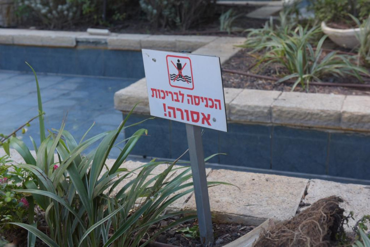 בריכת הנוי בה התחשמלו הצעירים בתל אביב. קרדיט: אבשלום ששוני