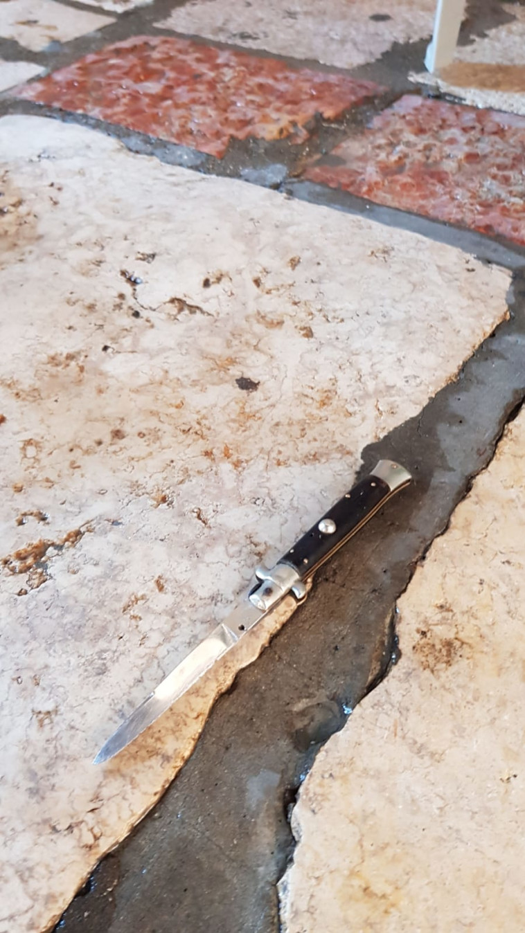 הסכין ששימשה את המחבל. צילום: דוברות המשטרה