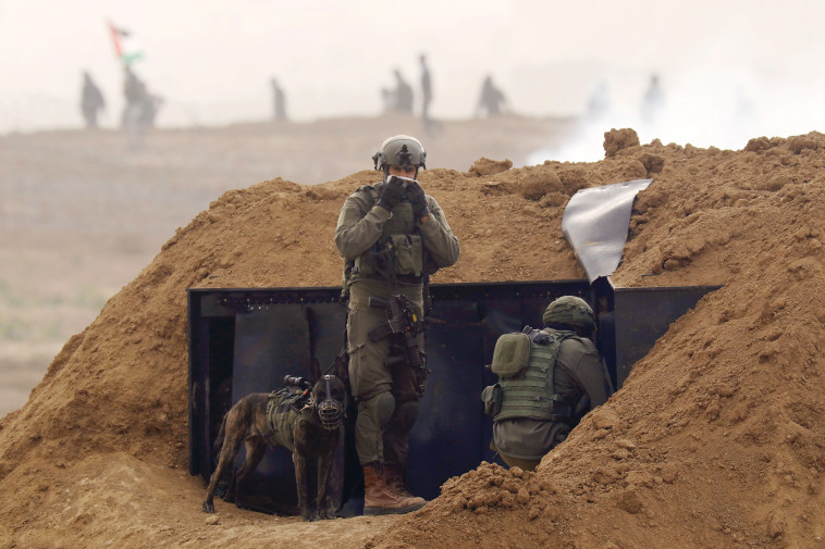 חיילים בגבול עזה (צילום: רויטרס)