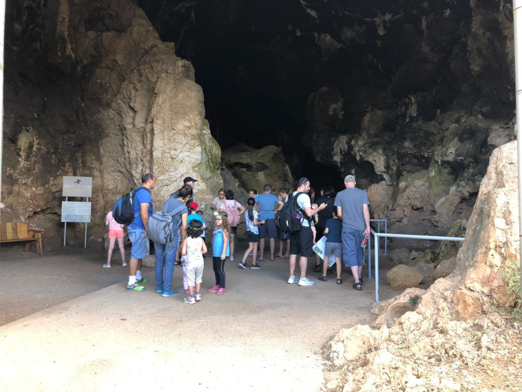 מטיילים בשמורת הטבע נחל המערות. צילום: מתן כרמל, רשות הטבע והגנים