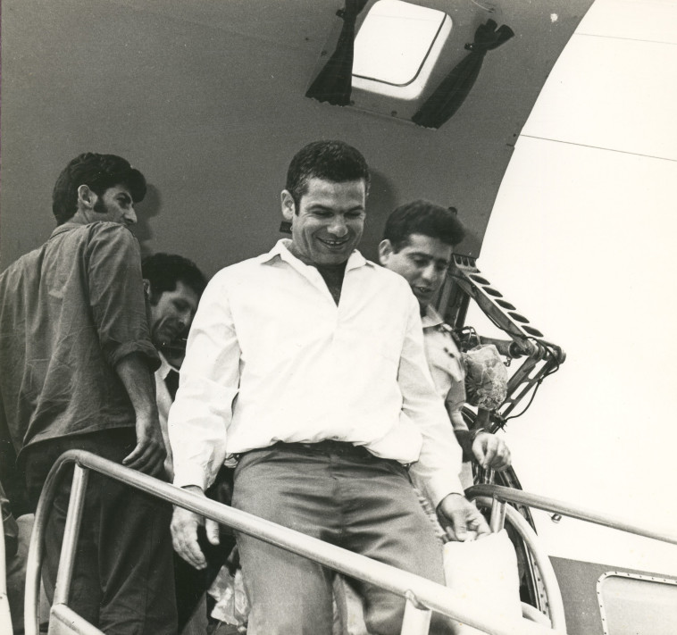 רמי הרפז בירידה מכבש המטוס שהחזיר את השבויים הביתה, 1973. צילום: רכיון פרטי משפחת הרפז