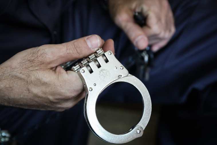 אזיקים, משטרה