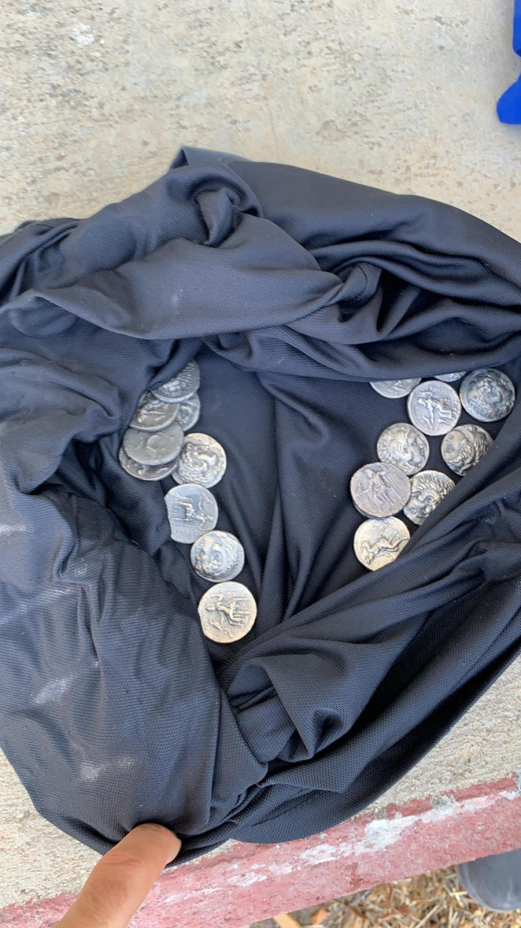 המטבעות העתיקים שנתפסו בכרם שלום. צילום: דוברות משרד הביטחון