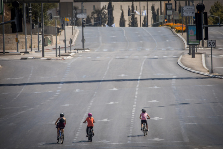 רכיבה על אופניים ביום כיפור בירושלים (צילום: יונתן זינדל, פלאש 90)