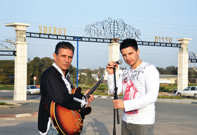 חיים אוליאל ובנו ניב ז&quot;ל בכניסה לשדרות. צילום: אורי גבאי