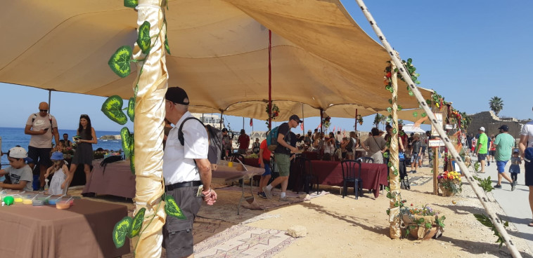 מטיילים בקיסריה. צילום: שרית פאלצי, רשות הטבע והגנים