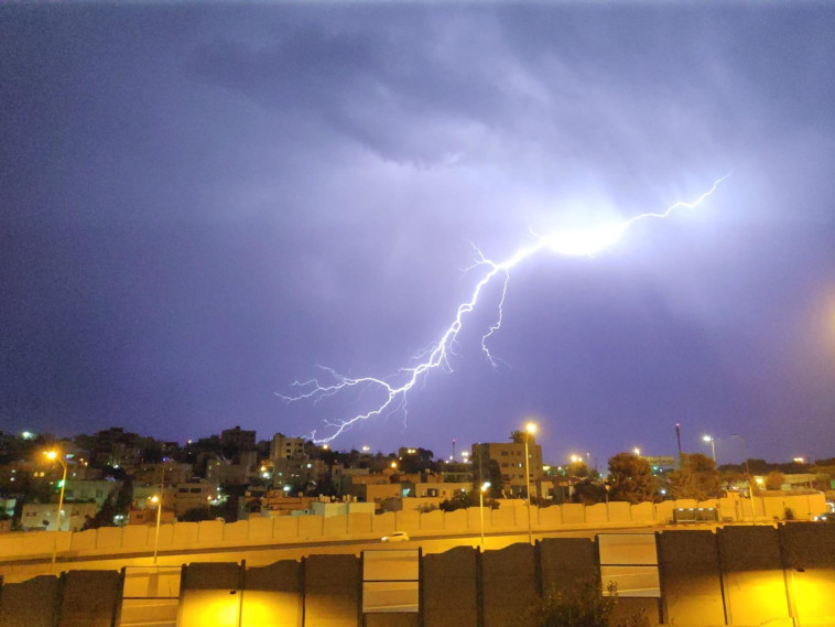 ברקים בשכונת בית צפפא בירושלים. צילום: יוסי זאבי