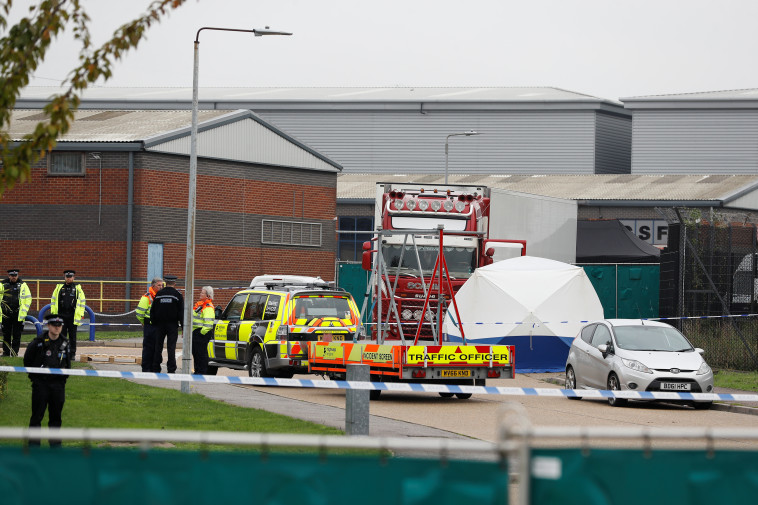 המשאית בה נמצאו הגופות בבריטניה. צילום: רויטרס