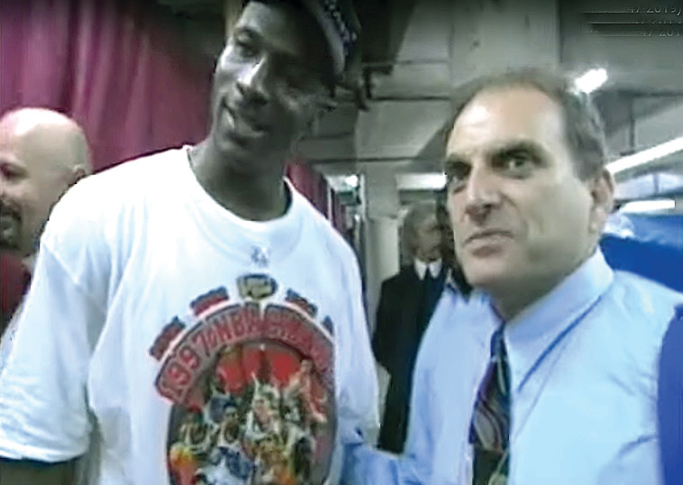 אריק הניג עם מייקל ג'ורדן. צילום מסך