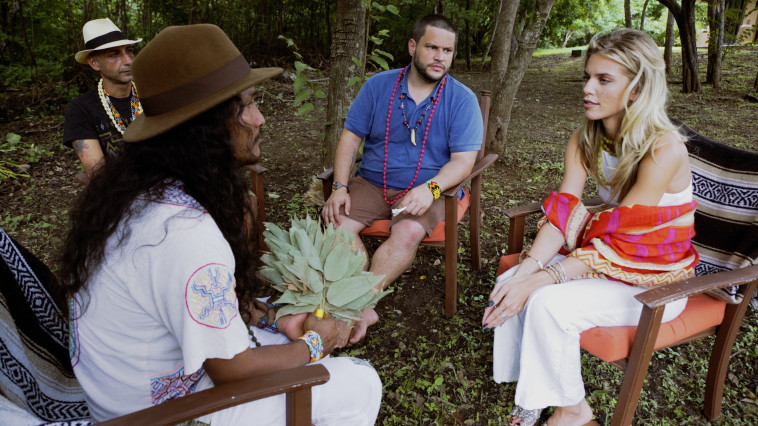 הכנה לטקס איוואסקה. מתוך הסרט: המדיסין