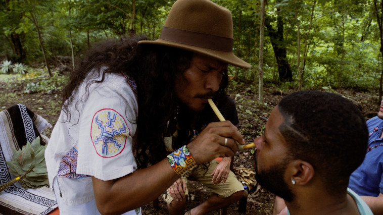 הכנה לטקס איוואסקה. מתוך הסרט: המדיסין