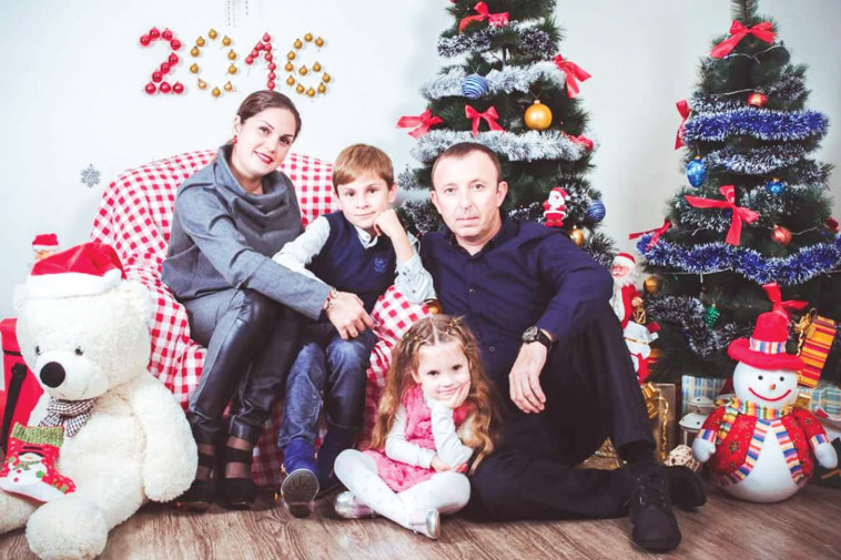 גנאדי ריגלוב ז&quot;ל עם בני משפחתו. צילום: פרטי