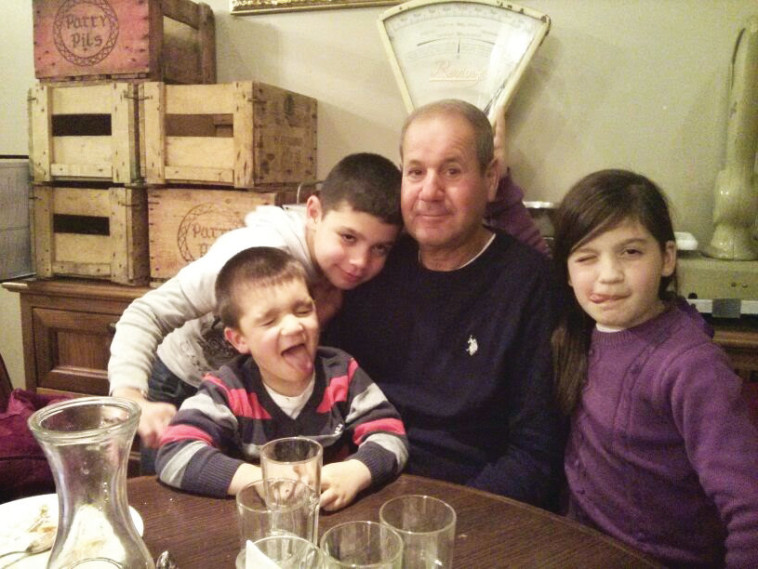 דני פחימה ז&quot;ל עם בני משפחתו. צילום: פרטי