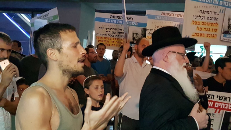 מפגינים מול עיריית תל אביב. צילום: באדיבות מארגני המחאה