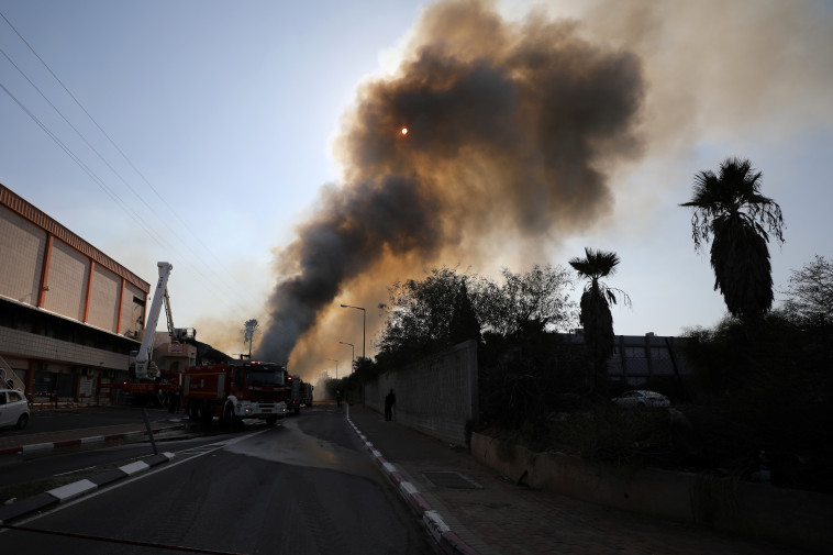 שריפה לאחר נפילת רקטה בשדרות (צילום: רויטרס)