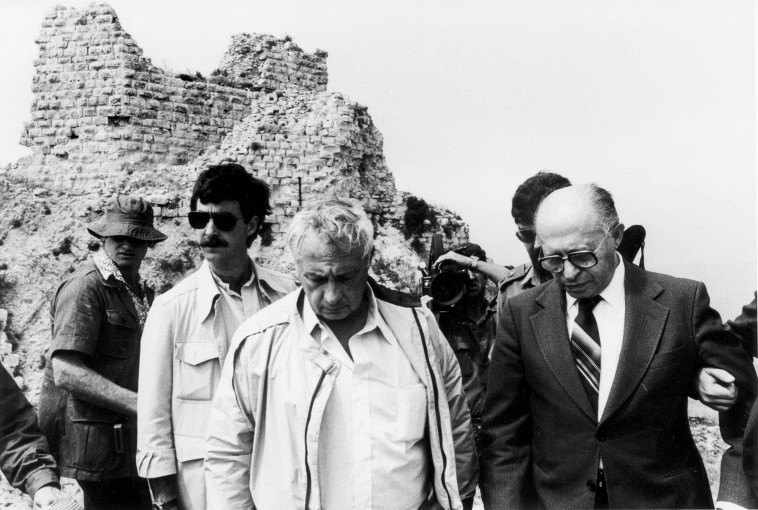 מנחם בגין, אריאל שרון ושלמה הרנוי. צילום: ארכיון צה&quot;ל ומערכות הביטחון