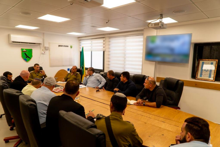 אלוף משנה אבינועם אמונה עם ראשי רשויות גזרת חרמון והגולן. צילום: דובר צה&quot;ל