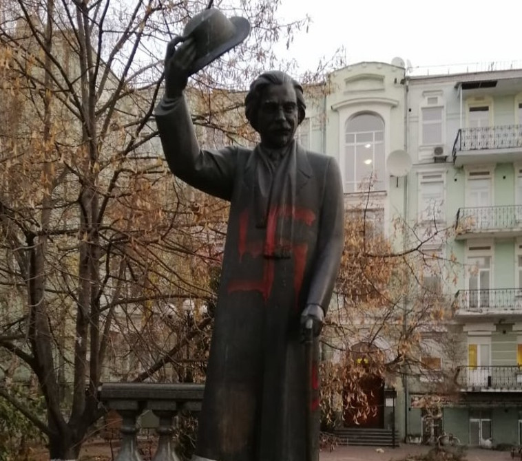 גרפיטי אנטישמי על פסלו של שלום עליכם בקייב