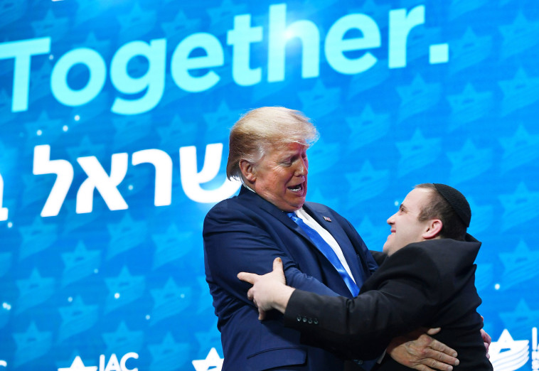 דונלד טראמפ ולהקת שלוה. צילום: MANDEL NGAN/AFP via Getty Images