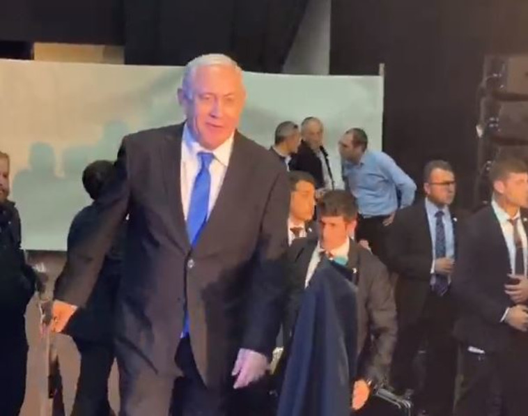 בנימין נתניהו מגיע לכנס הליכוד. צילום מסך: אנה ברסקי
