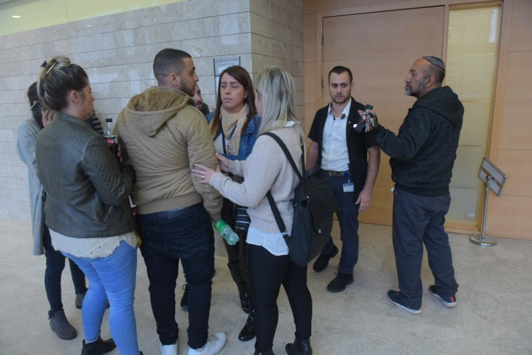 הורים מול אביה של כרמל מעודה, צילום: אבשלום ששוני