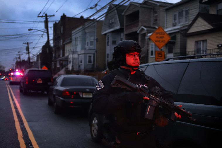 צוותי הצלה בזירת הירי בניו ג'רזי. צילום: Rick Loomis/Getty Images