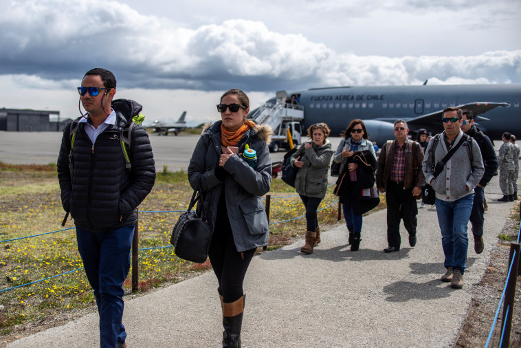 משפחות הנעדרים מגיעות לבסיס חיל האוויר בפונטה ארנס (צילום: רויטרס)