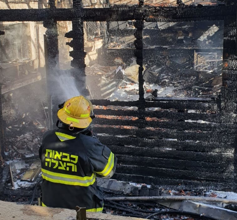 השריפה ברמלה. צילום: דוברות המשטרה