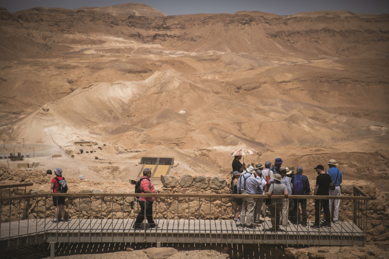 מטיילים במצדה