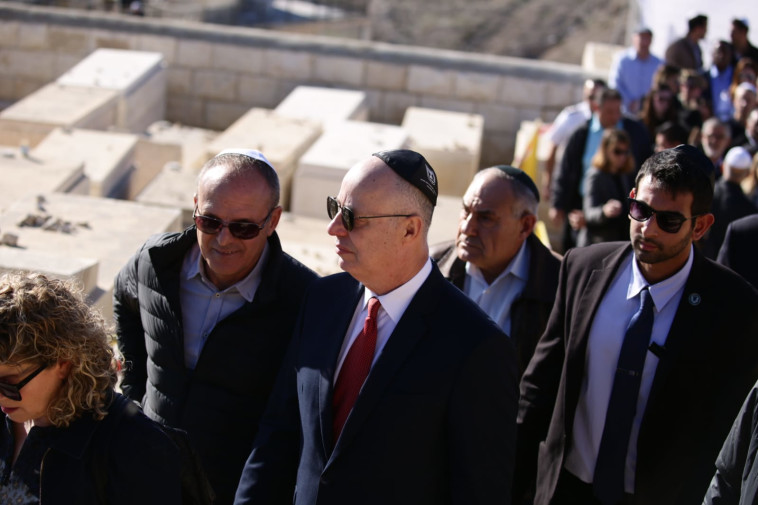 צחי הנגבי בהלוויית אמו 