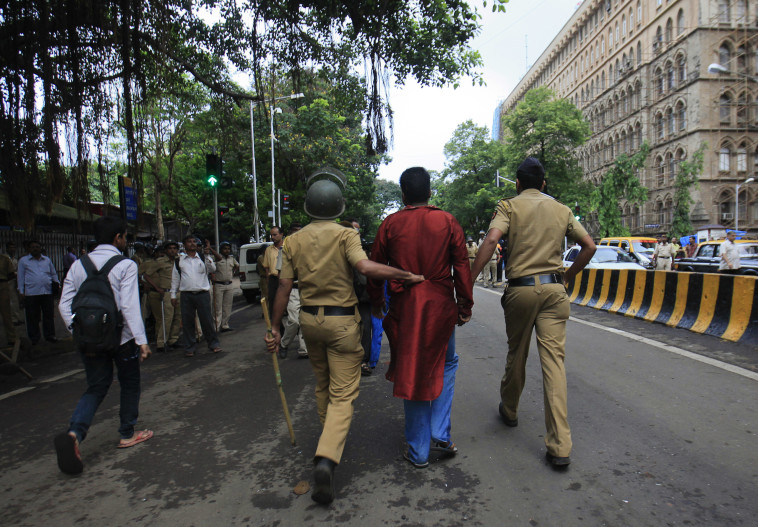 הפגנות אלימות בהודו. צילום: רויטרס