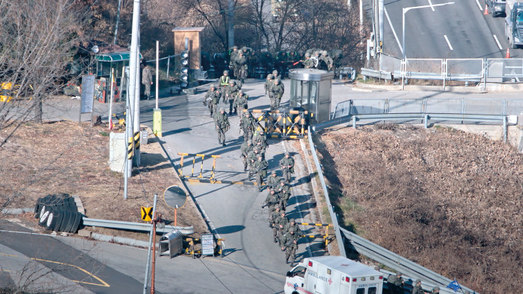 לשחק עם הפצצה. באדיבות יס דוקו