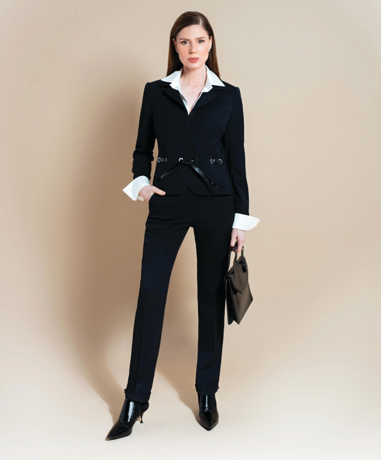 חליפה שחורה. צילום: מרינה מוסקוביץ