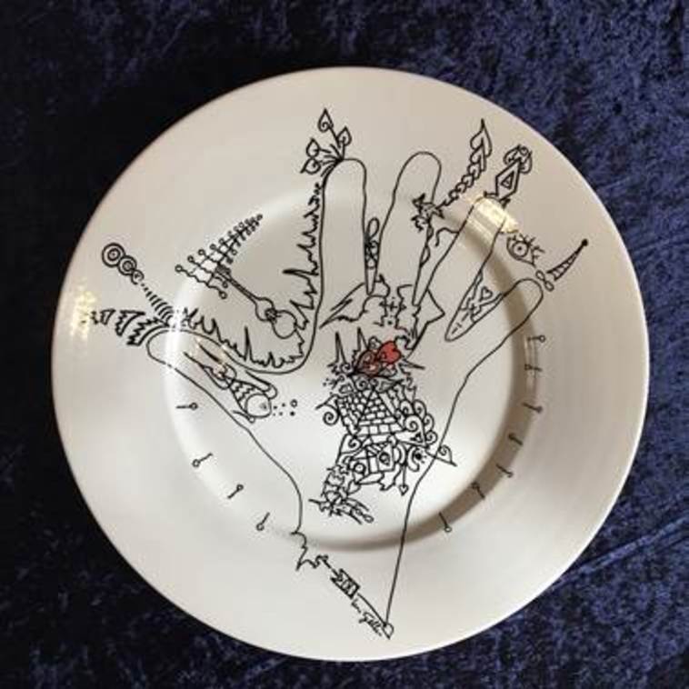 צלחת עם ציורו של אורי גלר. באדיבות גלריה אלטמן