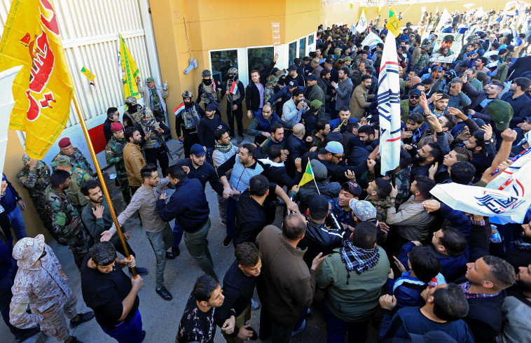 מפגינים בשגרירות ארה"ב בבגדד. צילום: רויטרס