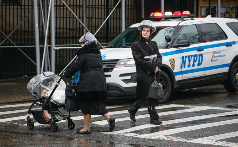 אבטחה בשכונות יהודיות בניו יורק (צילום: KENA BETANCUR/GETTI IMAGES)