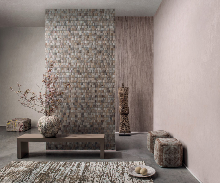 טפט מקליפות עץ בננה ושורש פרחי נופר וקיר אחורי עשוי טפט רפיה, גולדשטיין גלרי טפט. צילום: יח&quot;צ