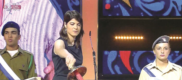 &quot;עושה לעצמי ביקורת שבועית&quot;. רדינסקי מדליקה משואה. צילום מסך